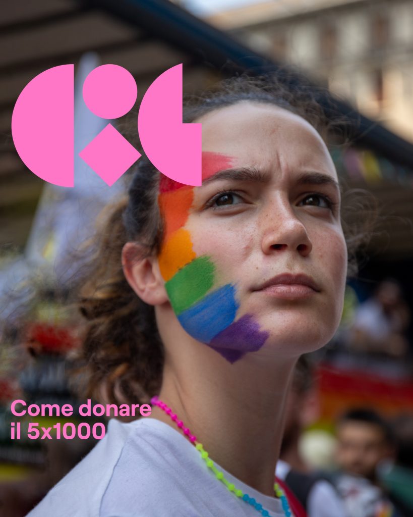 Una giovane partecipante al Milano Pride. Ha il volto dipinto con la bandiera arcobaleno. A fianco la scritta "Come donare il 5x1000". In altro a sinistra il logo del CIG Arcigay Milano.